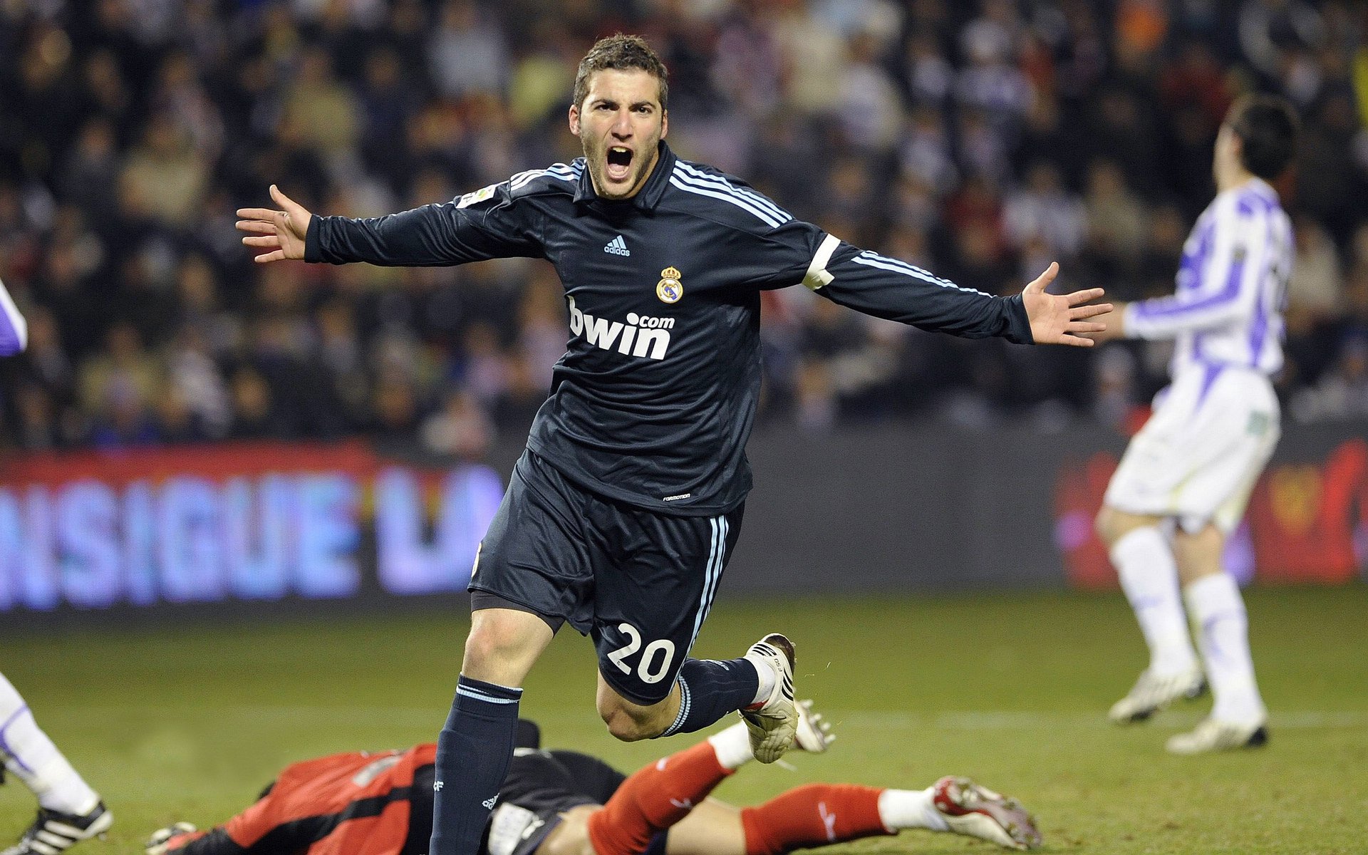 FB体育试玩-范戴克一锤定音，哥伦比亚力克沙特锁定争冠战席位